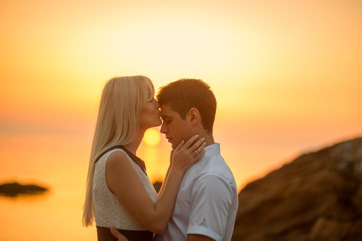 Signification des bisous sur le front - 4 significations possibles