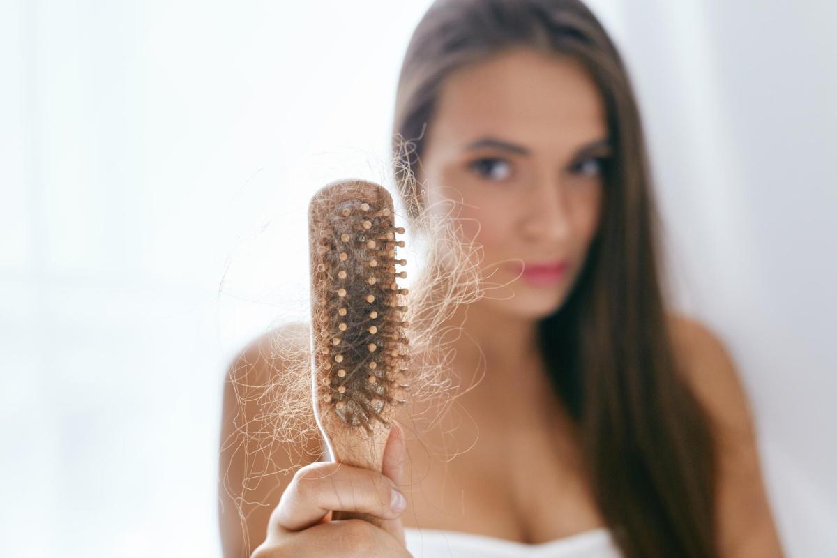 Chute de cheveux en Automne : Causes et que faire