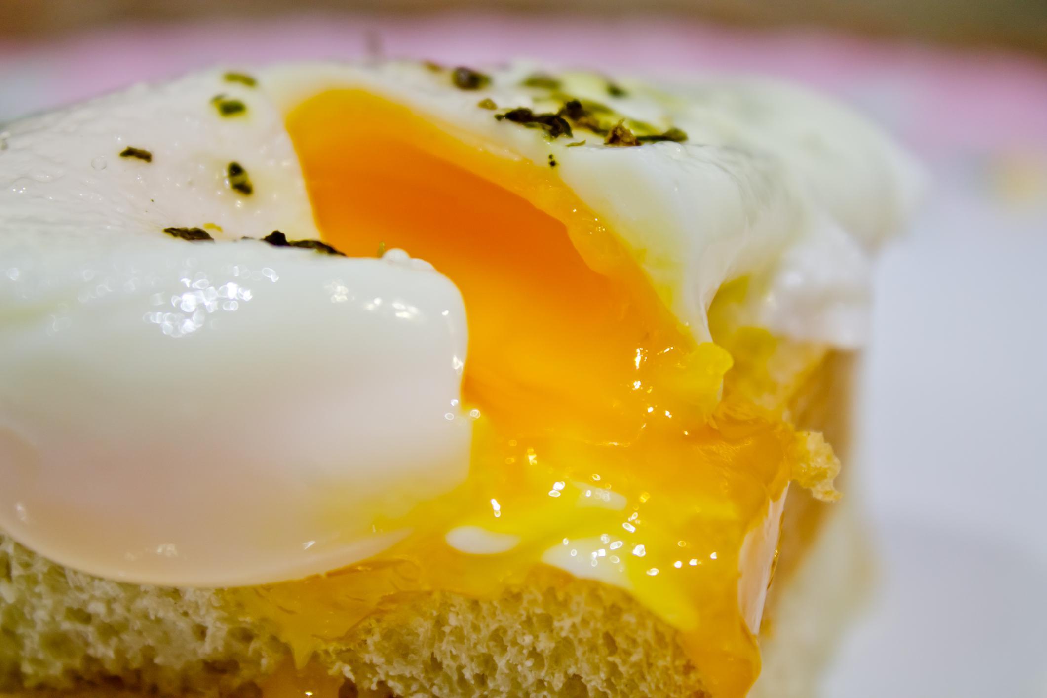 Recette d'OEUF POCHÉ au MICRO-ONDE - Simple et DÉLICIEUSE