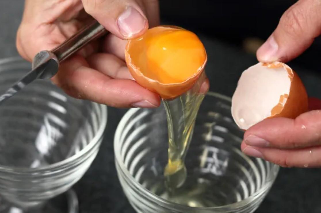 Recette d'OEUF POCHÉ au MICRO-ONDE - Simple et DÉLICIEUSE