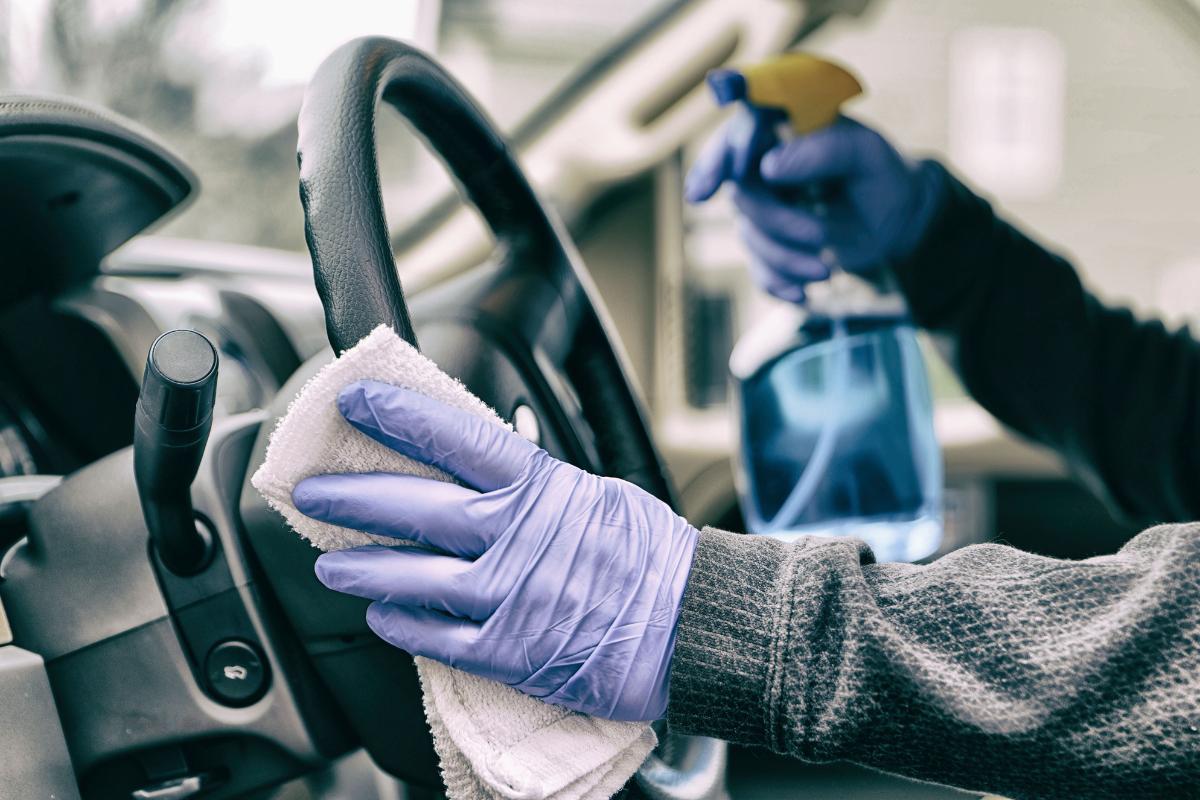 Comment nettoyer un volant de voiture qui colle