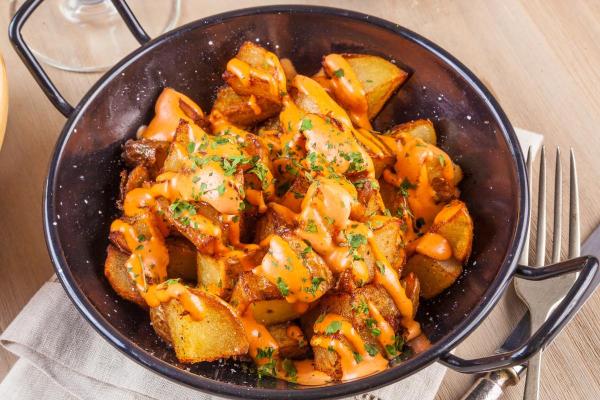Tapas espagnoles typiques - Patatas bravas o alioli