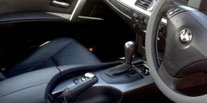 Comment nettoyer le plafond d'une voiture