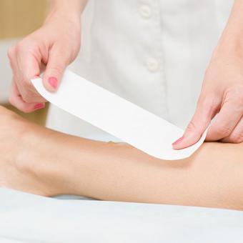 Comment s'épiler les jambes à la cire - Étape 3