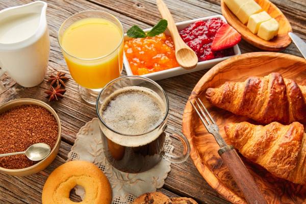 Petit-déjeuner continental : Définition et différence avec l'américain - Composition d'un petit-déjeuner continental