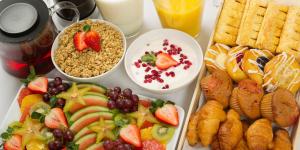 Petit-déjeuner continental : Définition et différence avec l'américain
