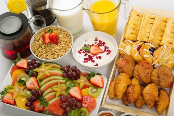Petit-déjeuner continental : Définition et différence avec l'américain