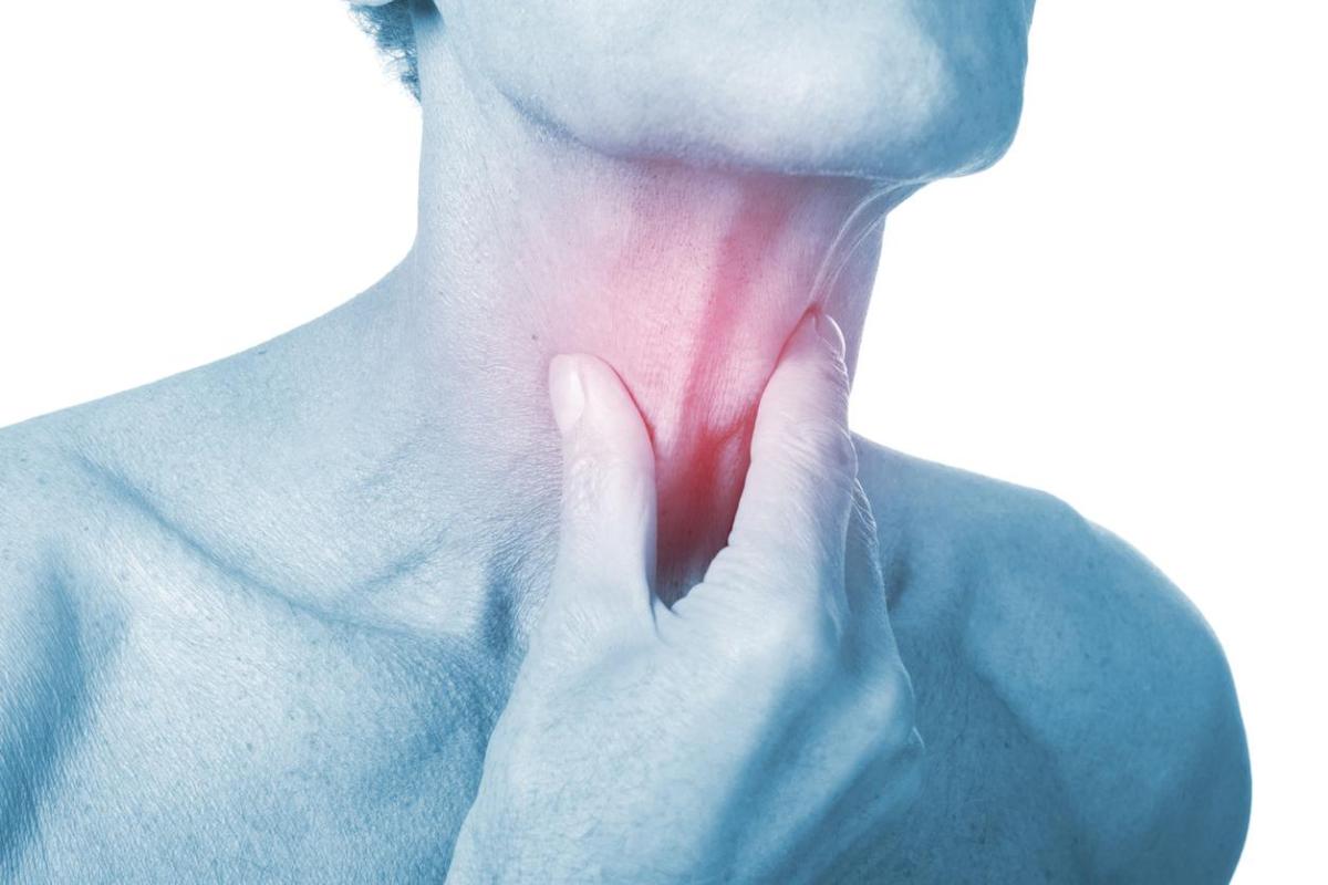 Pourquoi est-ce que j'ai des palpitations dans la gorge