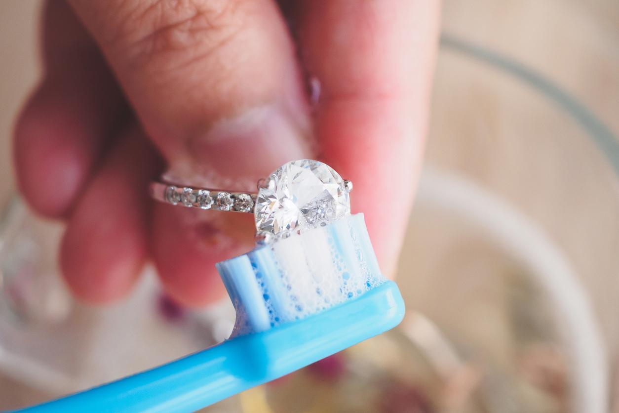 NETTOYER un BRACELET en ARGENT - Méthodes efficaces