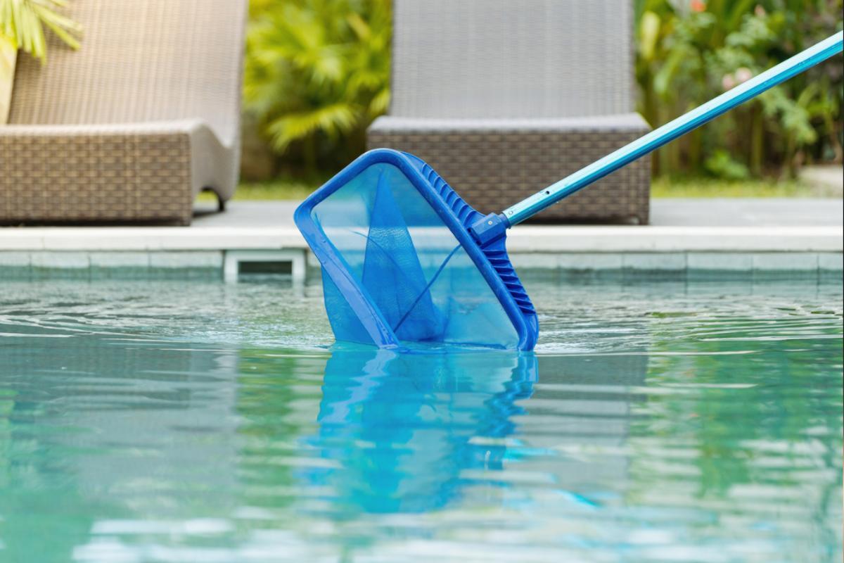 Comment nettoyer le fond d'une piscine sans robot piscine