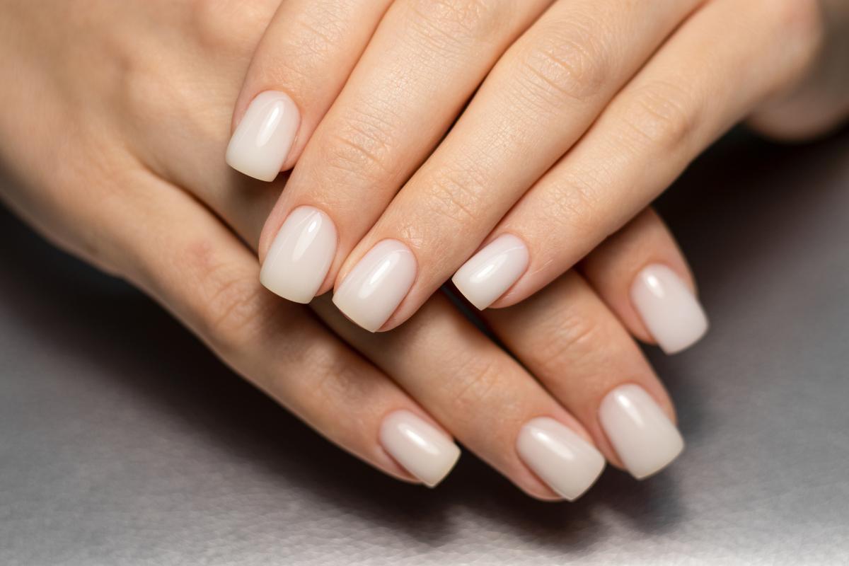 Milky nails : la tendance ongles laiteux du moment
