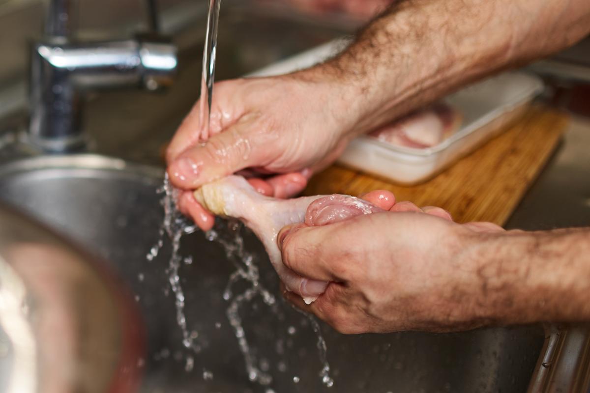 Faut-il laver le poulet ?