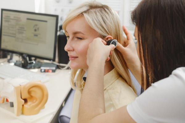 Pourquoi mes oreilles sifflent tout le temps ? - Causes des sifflements dans les oreilles