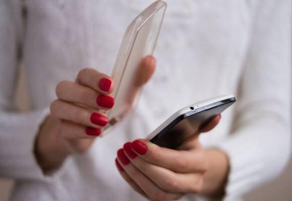 6 trucs pour NETTOYER une COQUE TRANSPARENTE JAUNIE