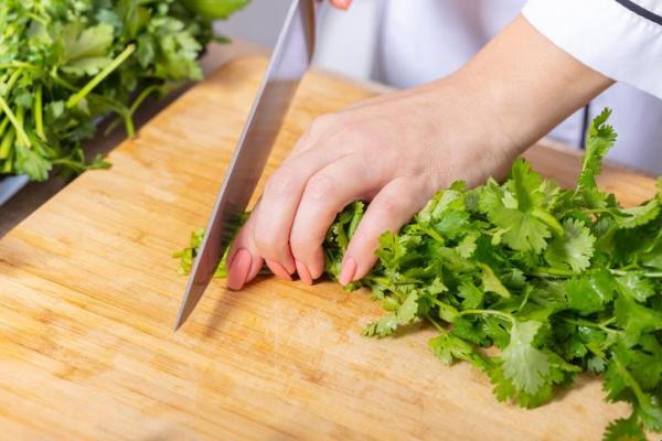 Comment conserver la coriandre ? - Conserver la coriandre dans des bacs à glace