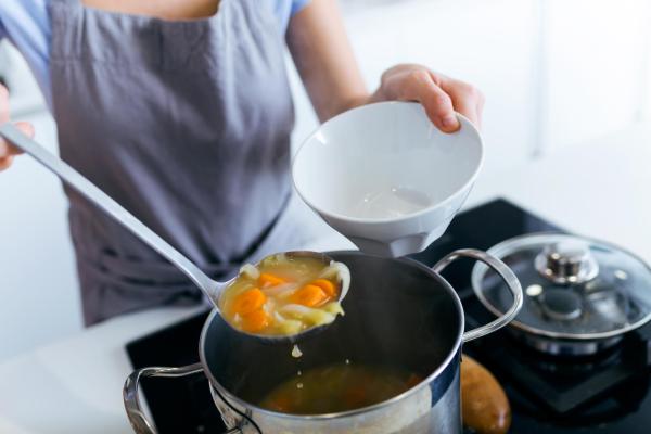 12 Astuces pour s'endormir - Dînez léger et contrôlez votre ingestion de liquides