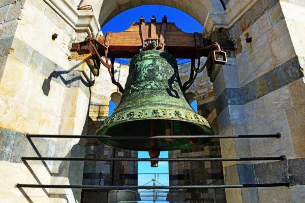 Pourquoi la Tour de Pise est penchée ? - La Tour de Pise a des cloches qui ne sonnent pas