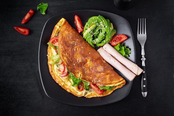 Petit-déjeuner à l'avocat - Omelette aux herbes, tomate, cresson et avocat
