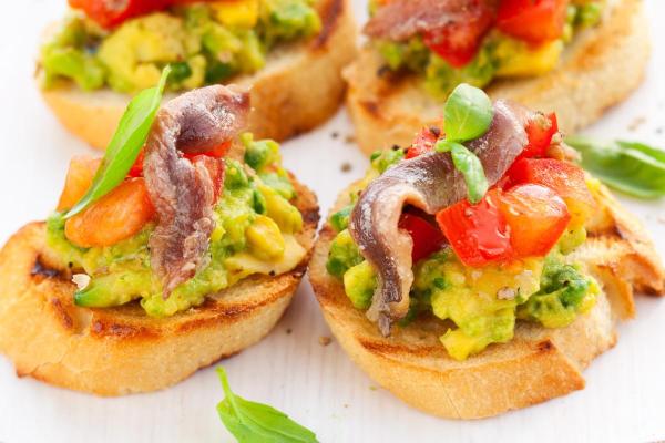 Petit-déjeuner à l'avocat - Toast d'avocat avec anchois et tomates cerises
