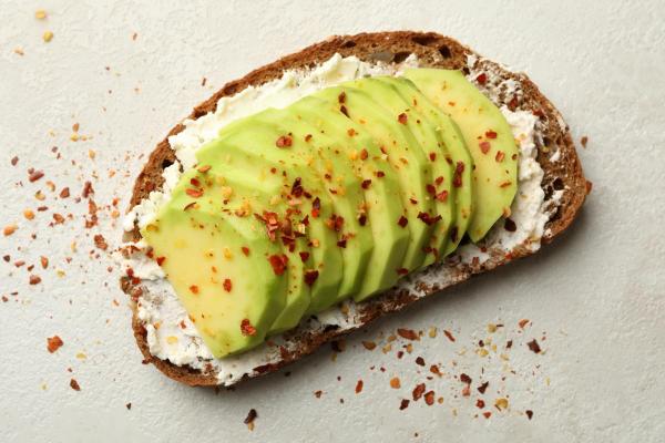 Petit-déjeuner à l'avocat - Toasts à l'avocat, à la tomate, à la pistache et au yaourt