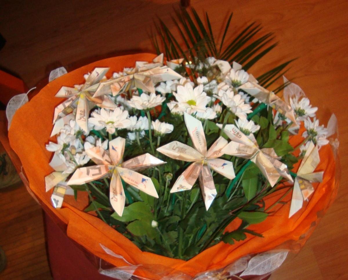 Comment faire un bouquet de fleurs avec des billets
