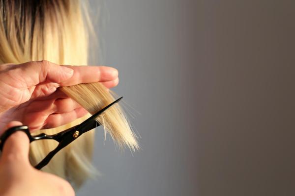 Comment se couper les cheveux toute seule