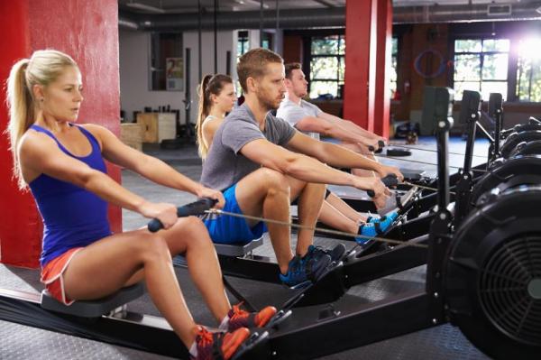 5 exercices pour renforcer les bras - Le rameur, un exercice complet