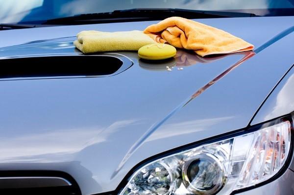 Produits maison pour nettoyer la voiture