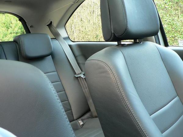 Comment enlever les mauvaises odeurs dans la voiture