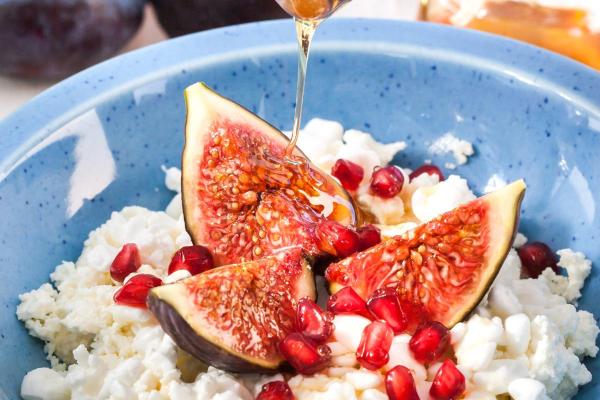 Qu'est-ce que le cottage cheese - Cottage cheese avec fruits et miel