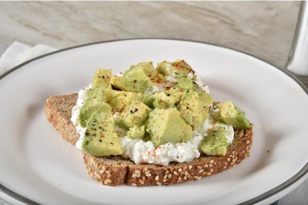 Qu'est-ce que le cottage cheese - Toast au cottage cheese et à l'avocat