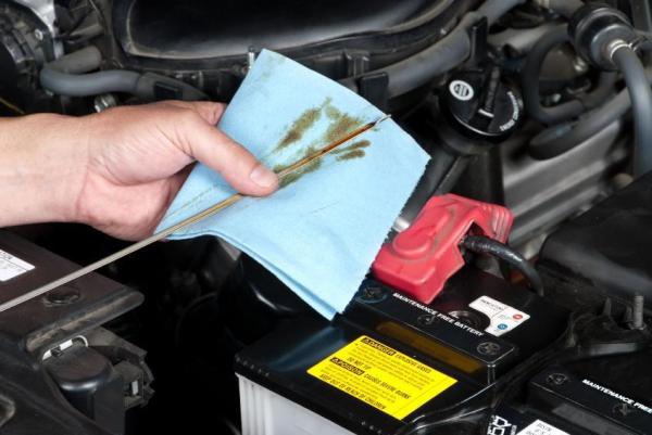 Quelle conséquence si je mets trop d'huile moteur dans ma voiture