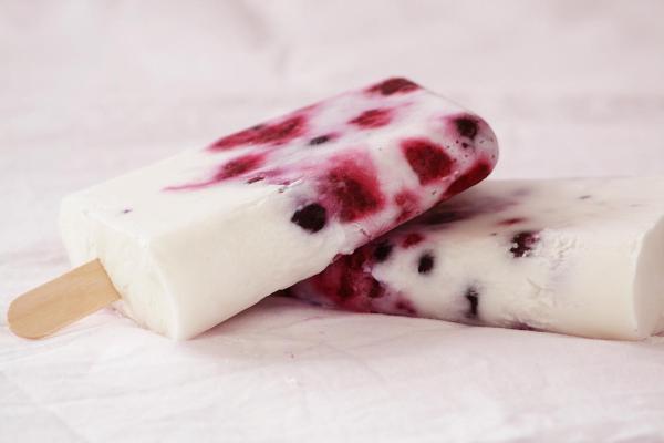 Recette de glace aux fruits - Glace Popsicle lait de coco et fraises