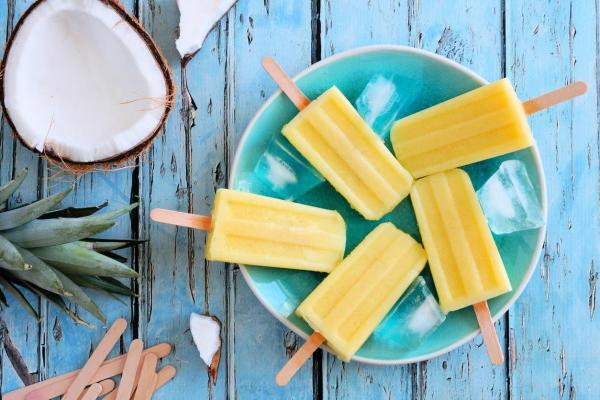 Recette de glace aux fruits - Popsicle à l’ananas et à la lime avec des noix de cajou