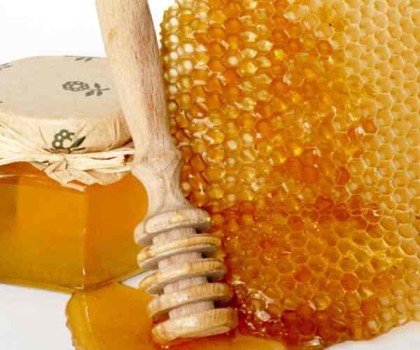 Recettes de masques hydratants pour cheveux brûlés - Masque hydratant au miel et à l'oeuf
