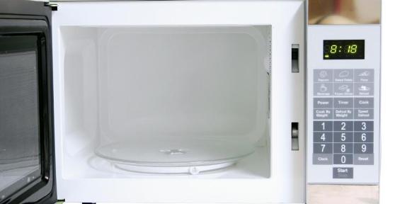 Comment enlever l'odeur de brûlé dans un micro-ondes