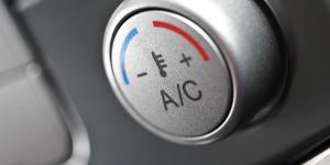 Pourquoi la climatisation de ma voiture sent le vinaigre