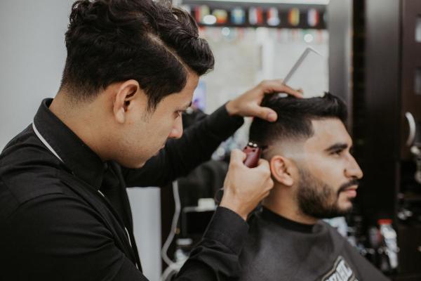 Coupe pompadour : qu'est-ce que c'est et comment faire cette coupe de cheveux - Comment se fait la coupe pompadour ?