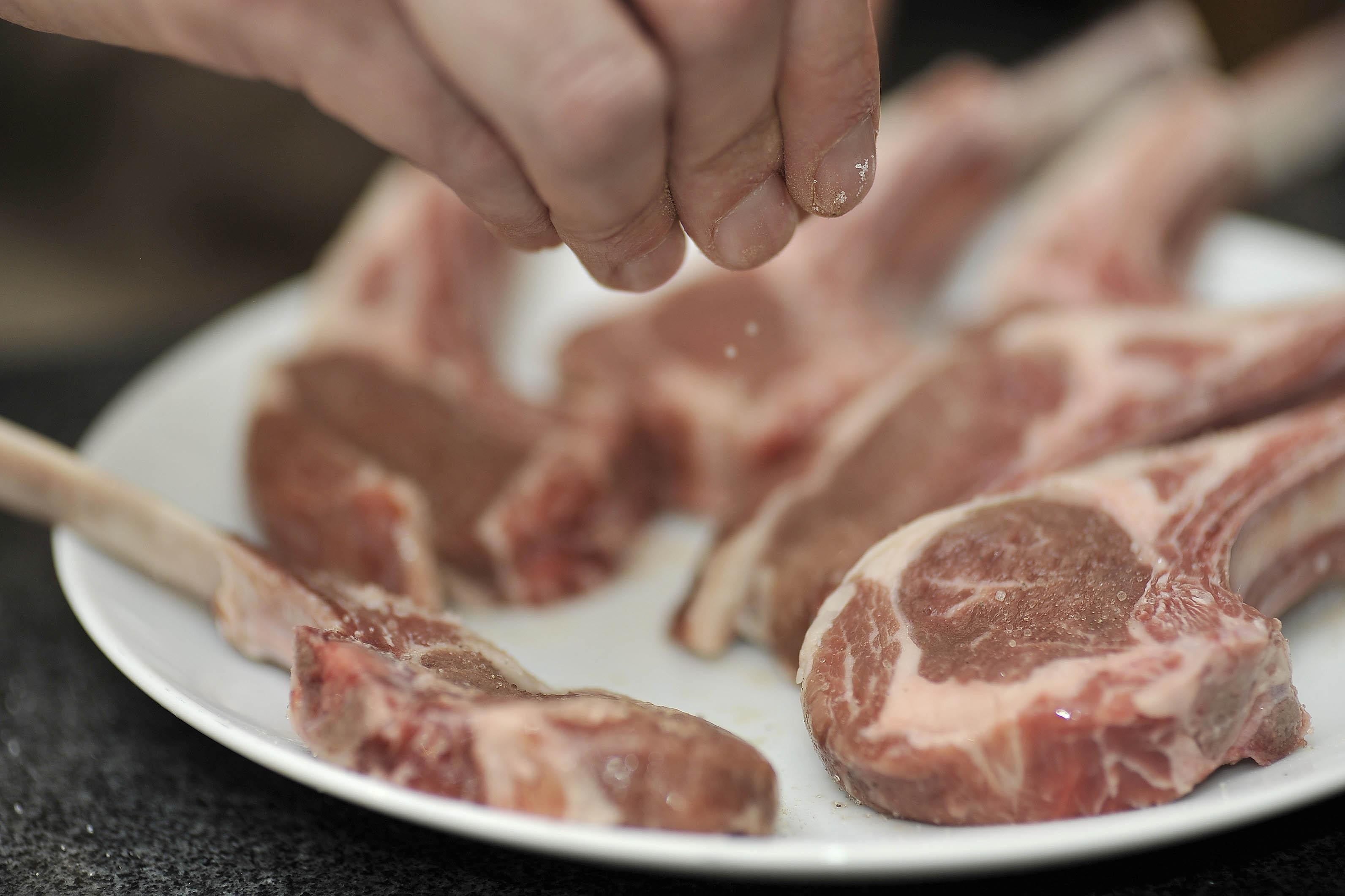 Comment faire des côtelettes d'agneau au four - Facile