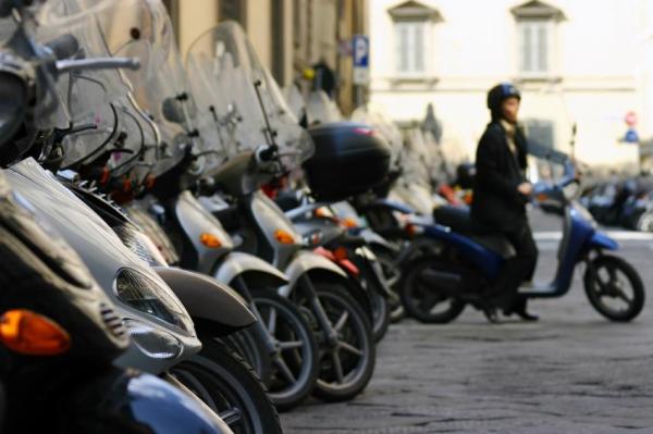 Pourquoi la roue arrière de la moto se bloque