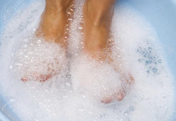 Comment soigner un champignon au pied - Bien se laver les pieds