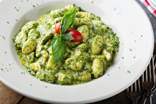 Accompagnements pour des gnocchis - Gnocchis au pesto et pignons de pin