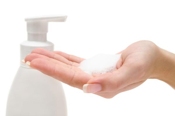 Comment enlever les restes de cire dépilatoire - Étape 1