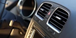 Comment enlever l'odeur de moisi dans une voiture
