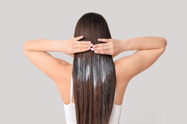 Bienfaits de l'huile de coco pour les cheveux - Permet de démêler les cheveux sans les arracher
