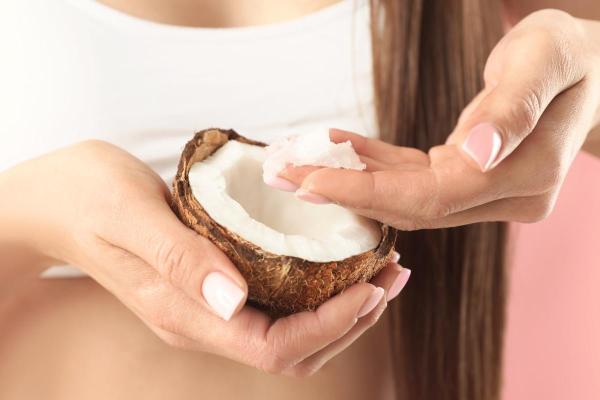 Bienfaits de l'huile de coco pour les cheveux - Prévient la chute des cheveux