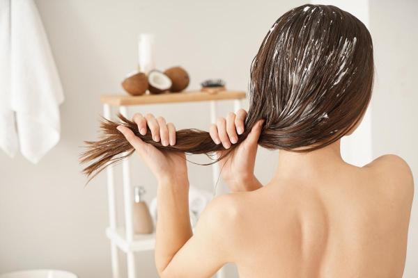 Bienfaits de l'huile de coco pour les cheveux - Protège les cheveux colorés