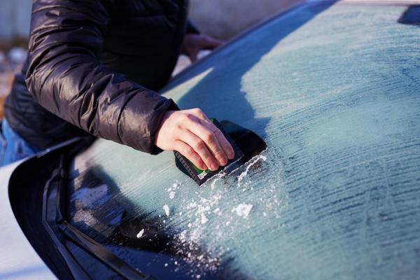 Comment dégivrer son pare-brise - Raclez la glace du pare-brise