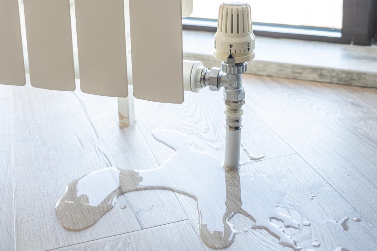 Radiateur qui fuit : que faire et causes