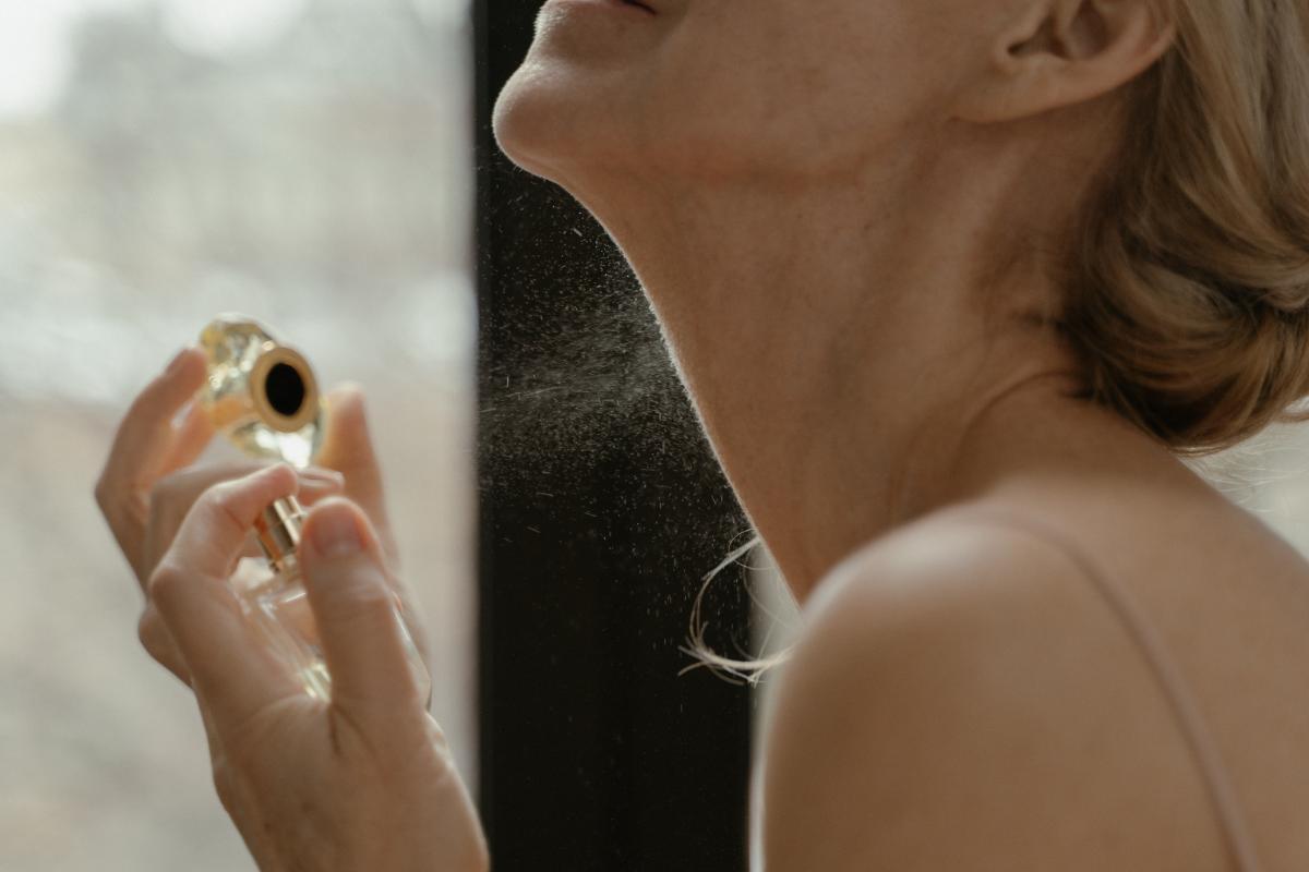 Comment faire tenir son parfum toute la journée